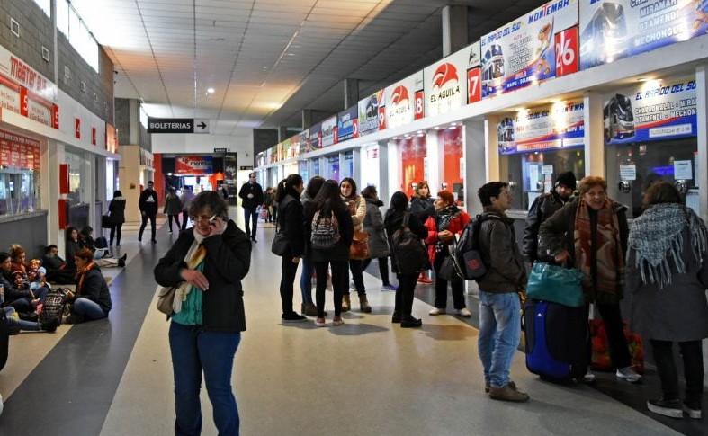 Pasajeros frente a las boleterías