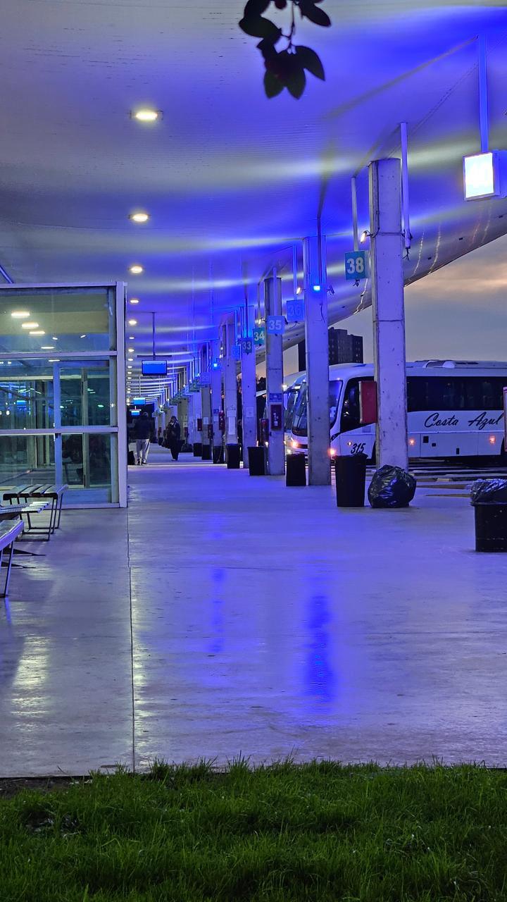Plataformas de la terminal iluminadas de noche