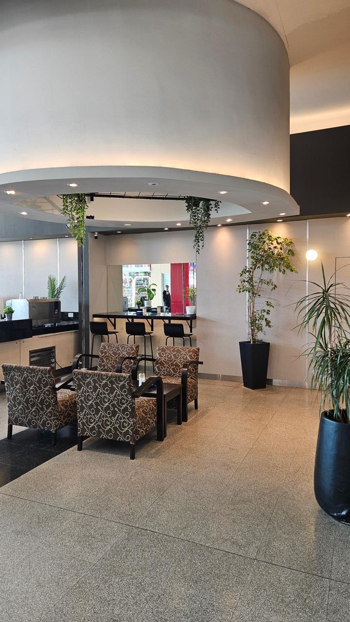 Sector de espera con sillones y plantas